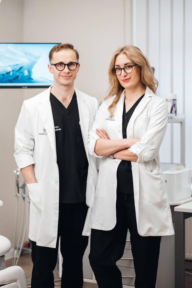 Gydytojai Rasa ir Darius Bajorinai klinikos procedūrų kabinete